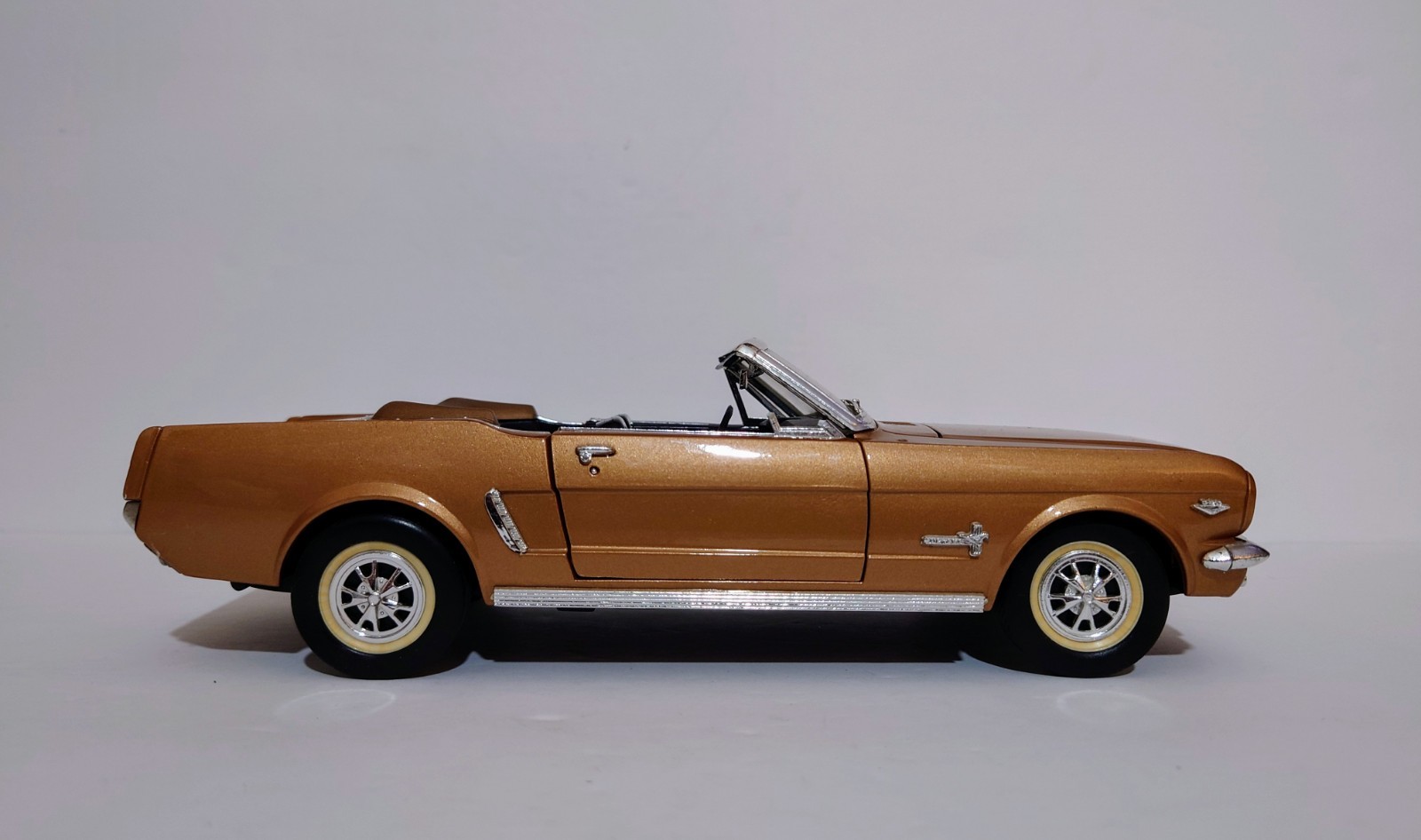 1:18 MIRA CALIDAD GOLDEN LINE 1964 1/2 FORD MUSTANG CONVERTIBLE BROWN BRONZE HTF