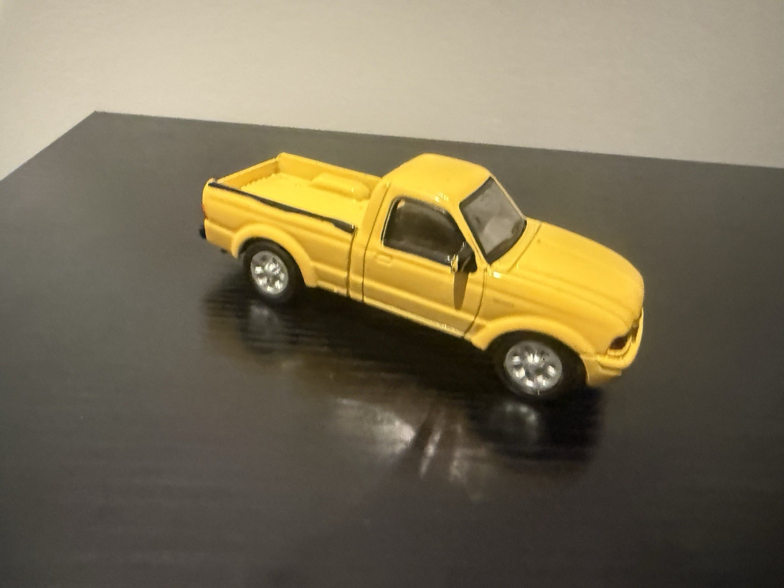 MOTOR MAX AMERICAN GRAFFITI 2001 FORD RANGER YELLOW 1:43 NEAR MINT – RARE
