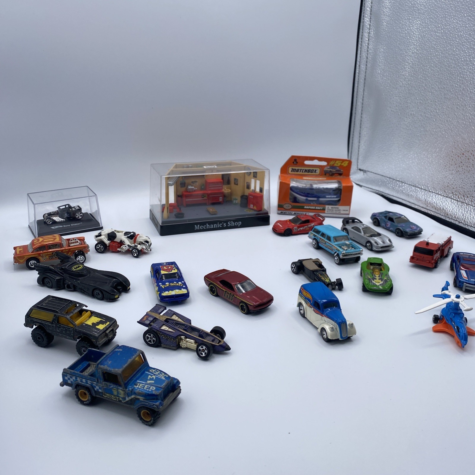Hot Wheels Diecast Motor Max Mechanic Shop Bone Shaker 1989 Batmobile