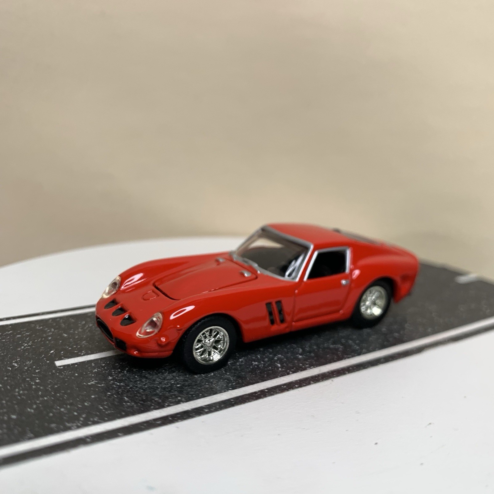 2005 Hot Wheels 100% Oil Can Showcase Series 1962 Ferrari 250 GTO Red 1:64 NM