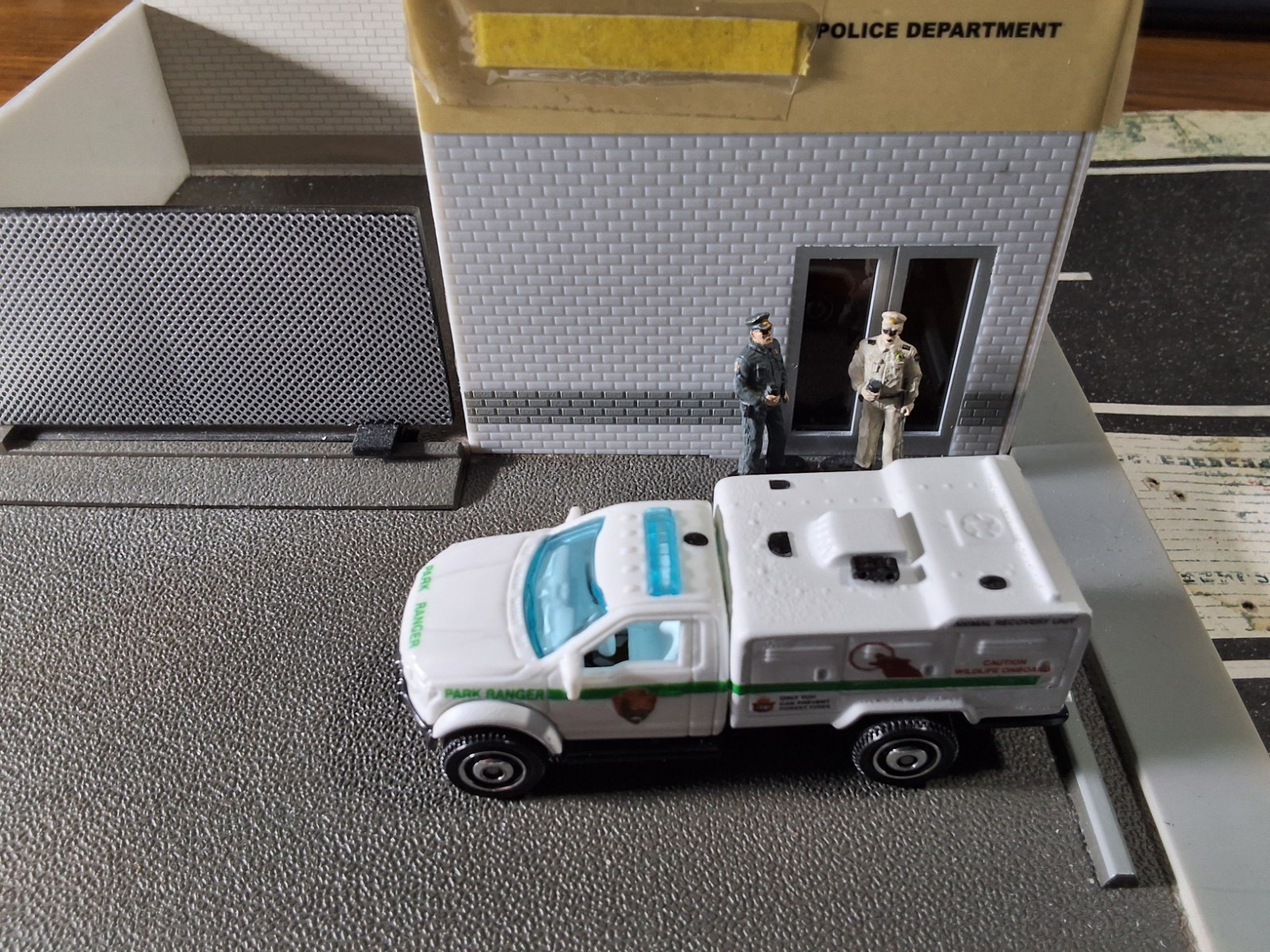 Matchbox Police CUSTOM FORD F-150 U.S. PARK RANGER ANIMAL RECOVEREY unit