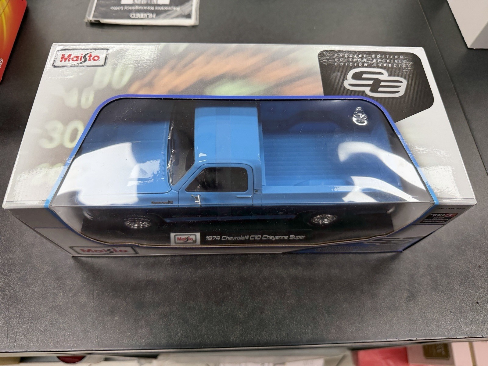 Maisto 1/18 1974 Chevrolet C10 Cheyenne Super Blue With Black Stripe DieCast Car