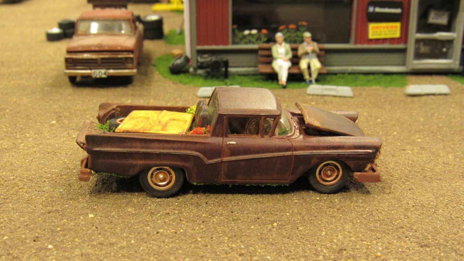 CUSTOM BUILT WEATHERED RUSTY JUNK PARTS YARD 1957 FORD RANCHERO CAR TRUCK 1:64/A