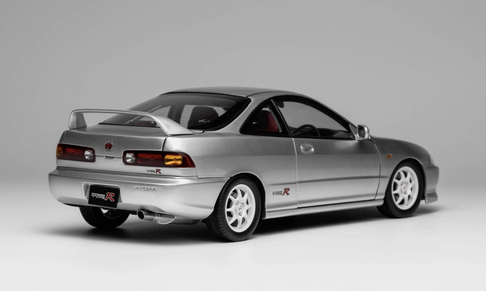 1/18 MotorHelix Honda Acura Integra Type R DC2 from 1997 in metallic Silver