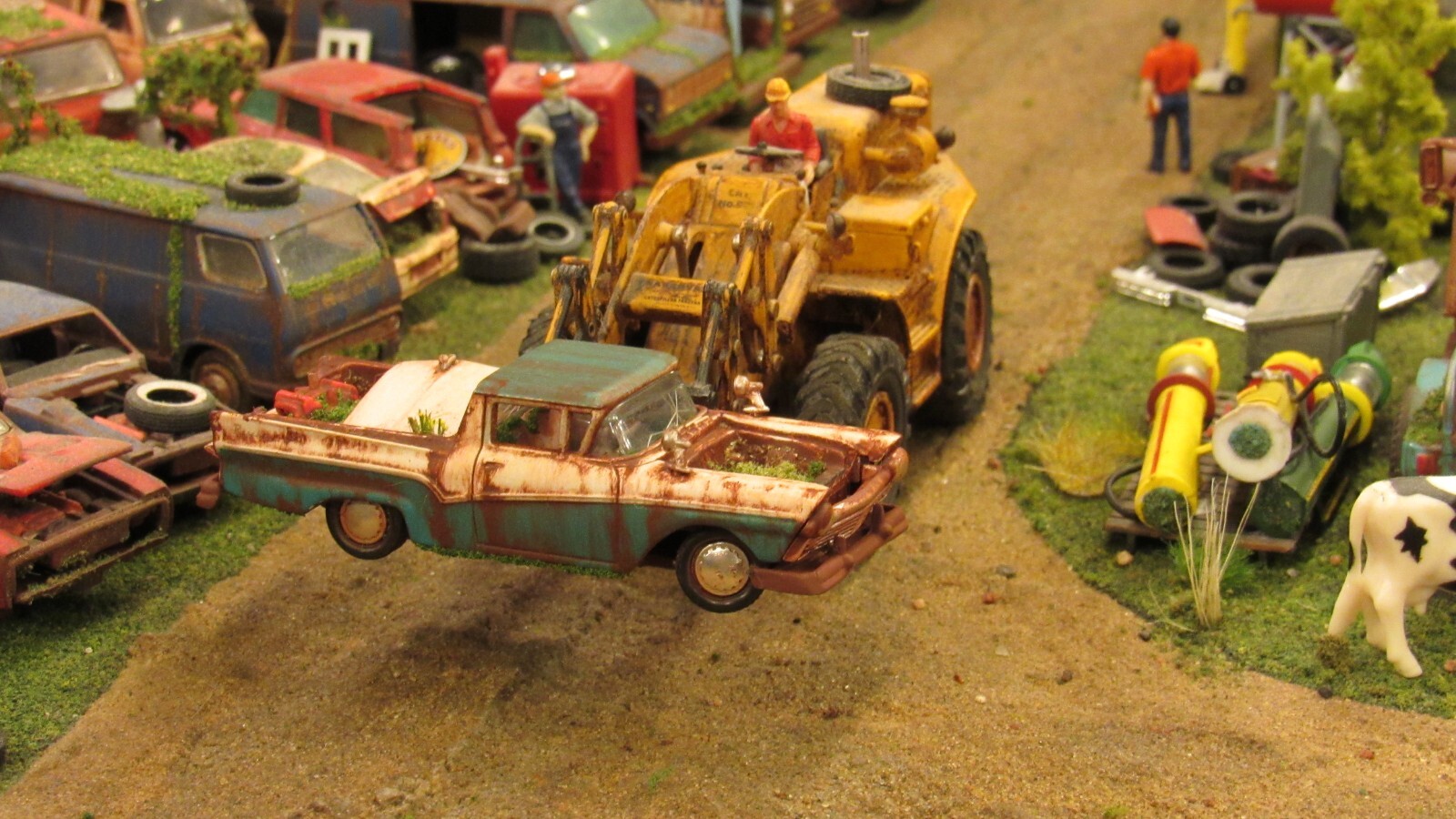 CUSTOM BUILT WEATHERED RUSTY JUNK PARTS YARD 1957 FORD RANCHERO CAR TRUCK 1:64/C