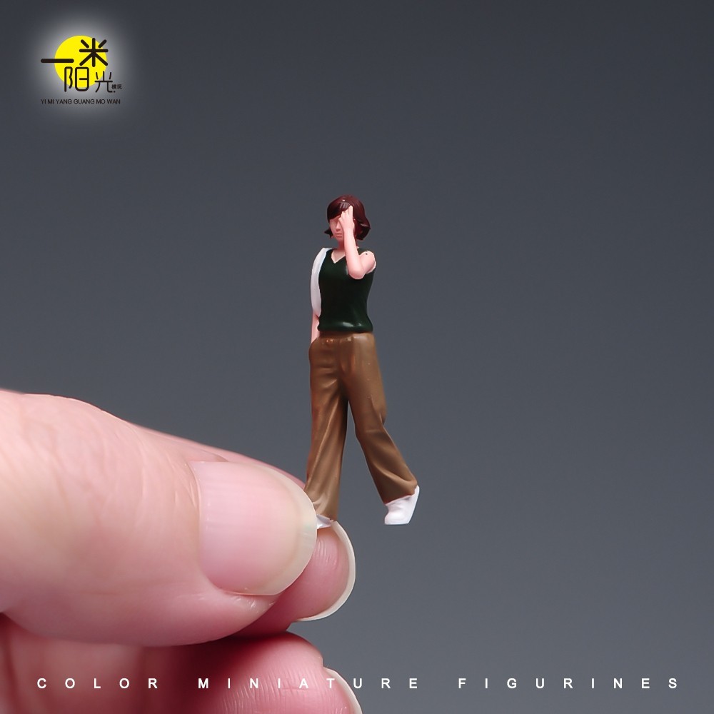1/18 1/24 1/43 1/64 1/87 Miniatures Walking Girl Scene Prop Figures For Cars