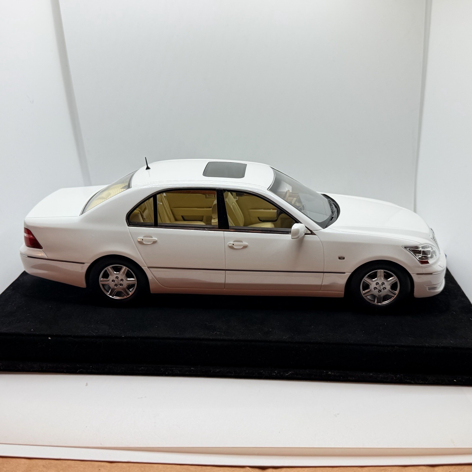 1/18 Ivy Models Lexus LS 430 in Gloss White 99 pieces Leather base