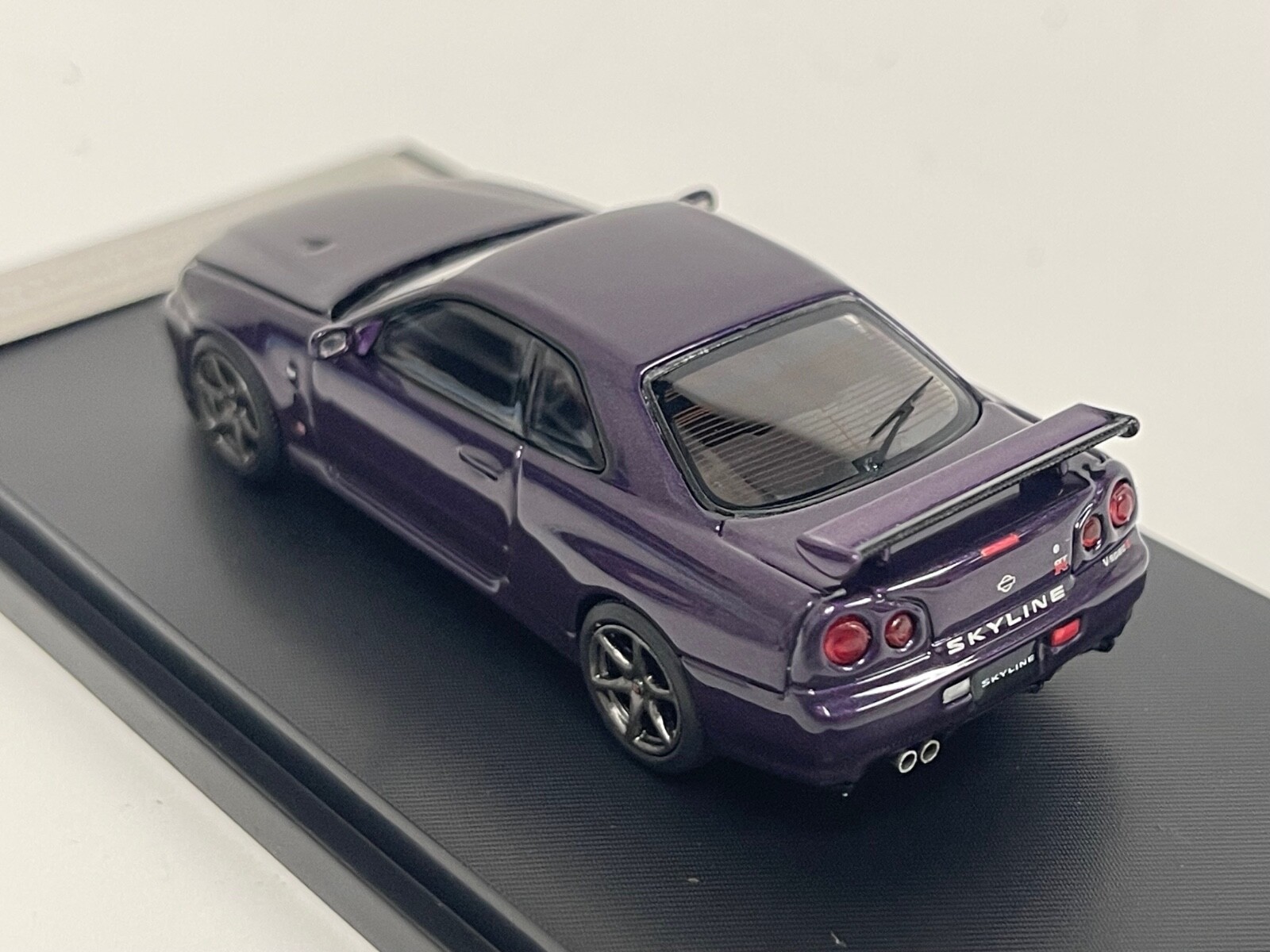 1/64 Motorhelix Nissan Skyline GT-R R34 V Spec II in Purple lmtd 599 pcs 64-002