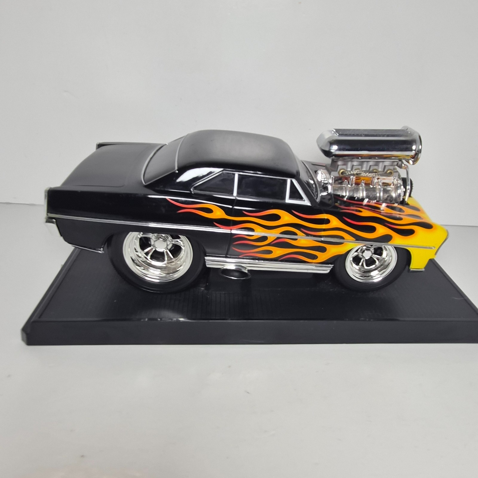 Muscle Machines 1967 Chevy Nova Black Flames 1:18 Diecast w/ Base