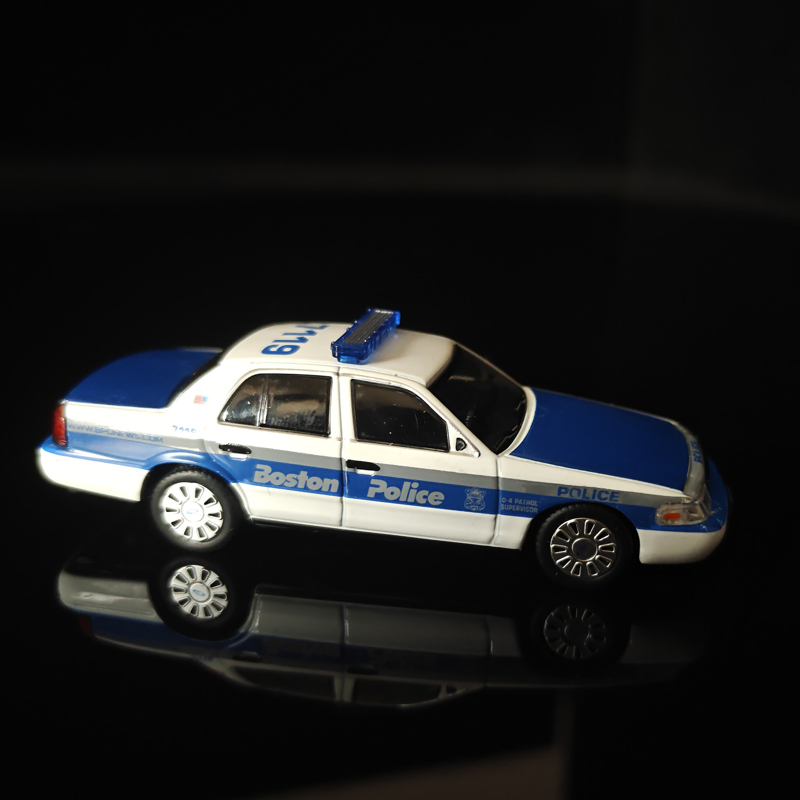 WEPD 1/64 BPD Victoria Crown Scale CarModel Custom with LED Lights（defective）