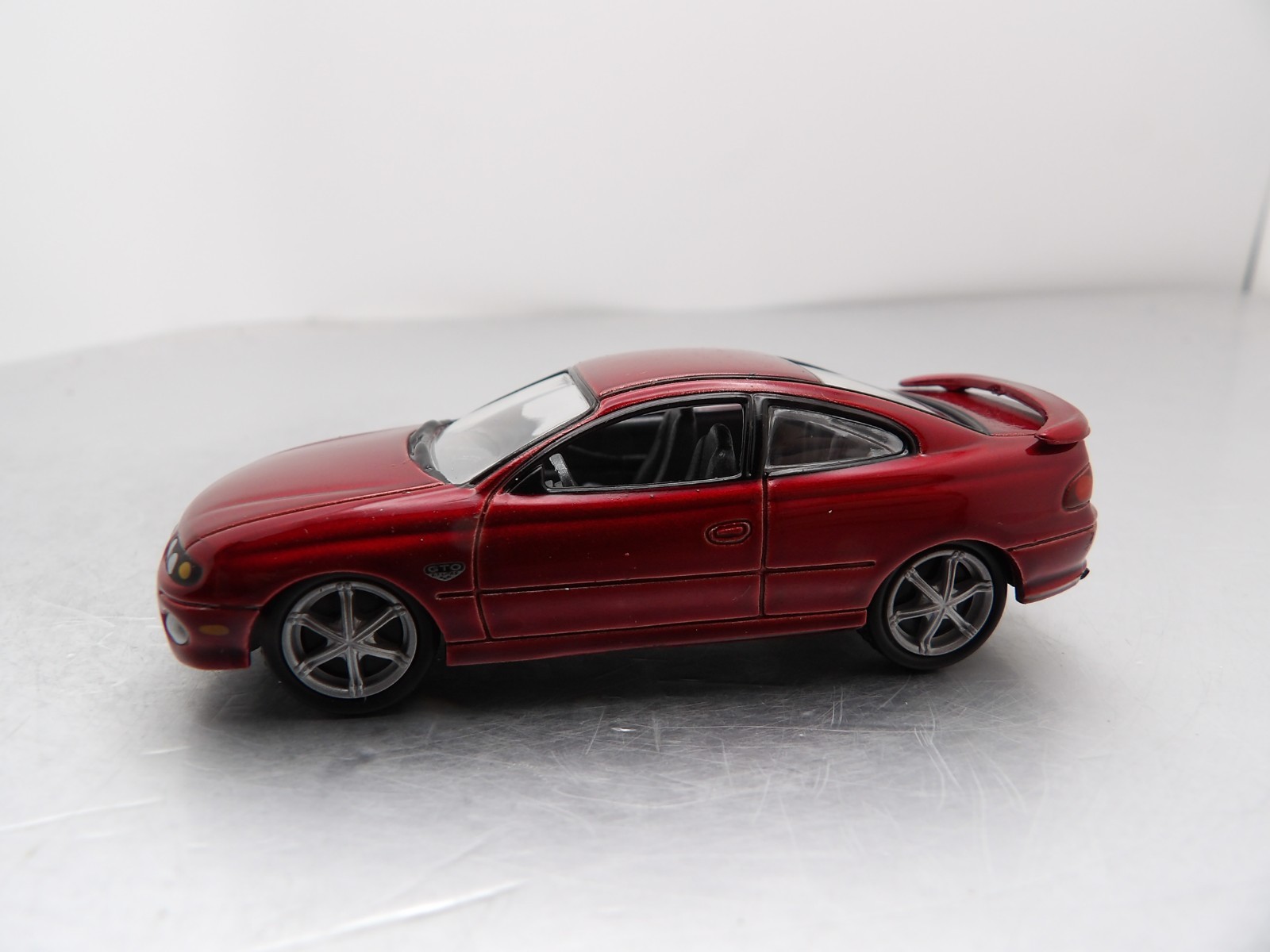 2004 PONTIAC GTO 2004 JOHNNY LIGHTNING LIGHTNING STRIKE NEW CARS 1:64