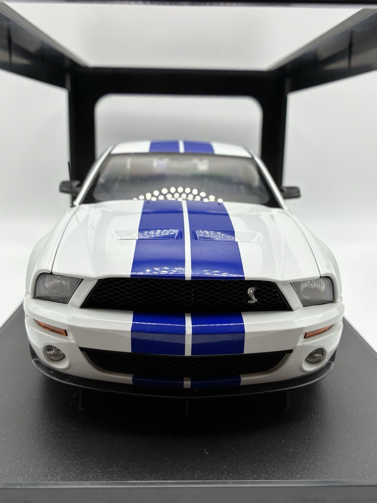 1/18 AUTOart 2005 Ford Mustang Shelby Cobra GT500 Concept White Blue Stripes