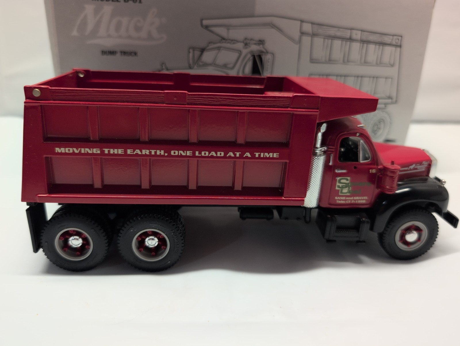FIRST GEAR 1960 MACK B-61 DUMP TRUCK TANDEM AXLE Square Deal Sand & Gravel 1/34