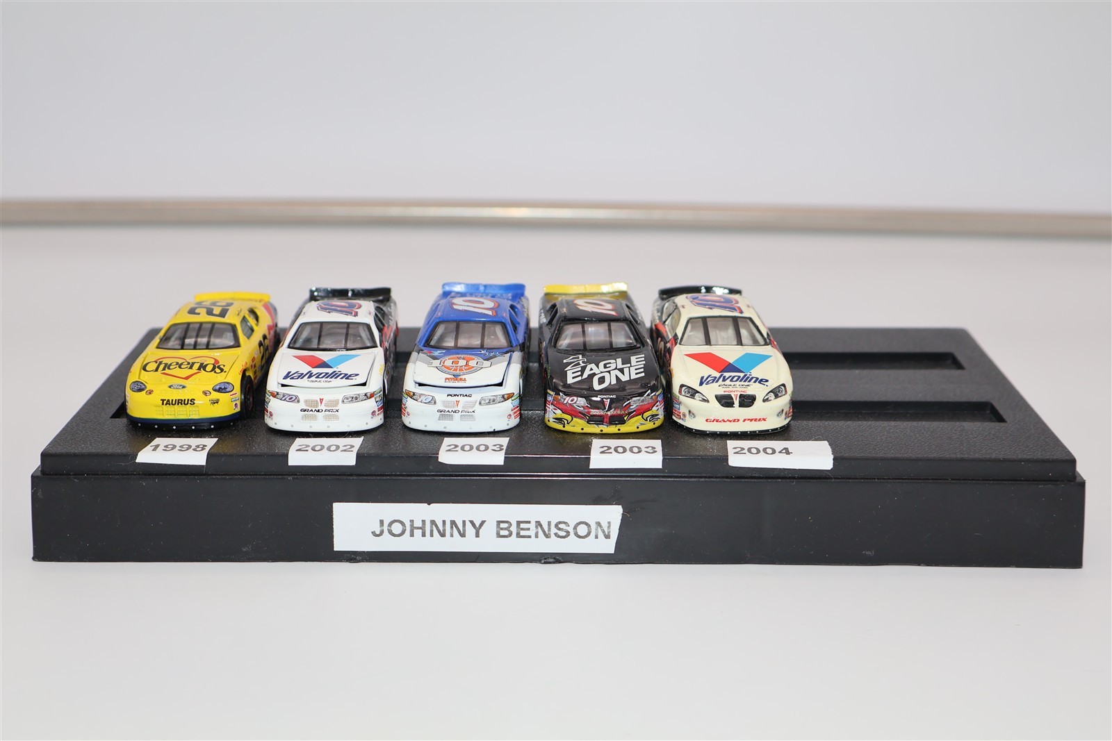 NASCAR 1:64 – JOHNNY BENSON – LOT OF 5 DIECAST CARS –