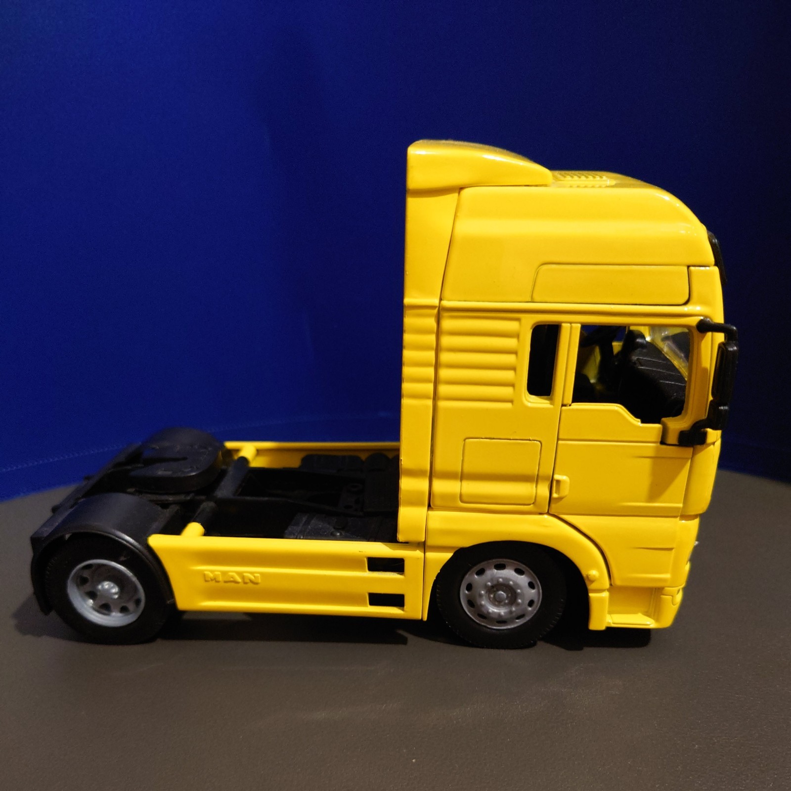 New Ray Man Truck Tractor Unit 1:32 Scale Diecast Model Used
