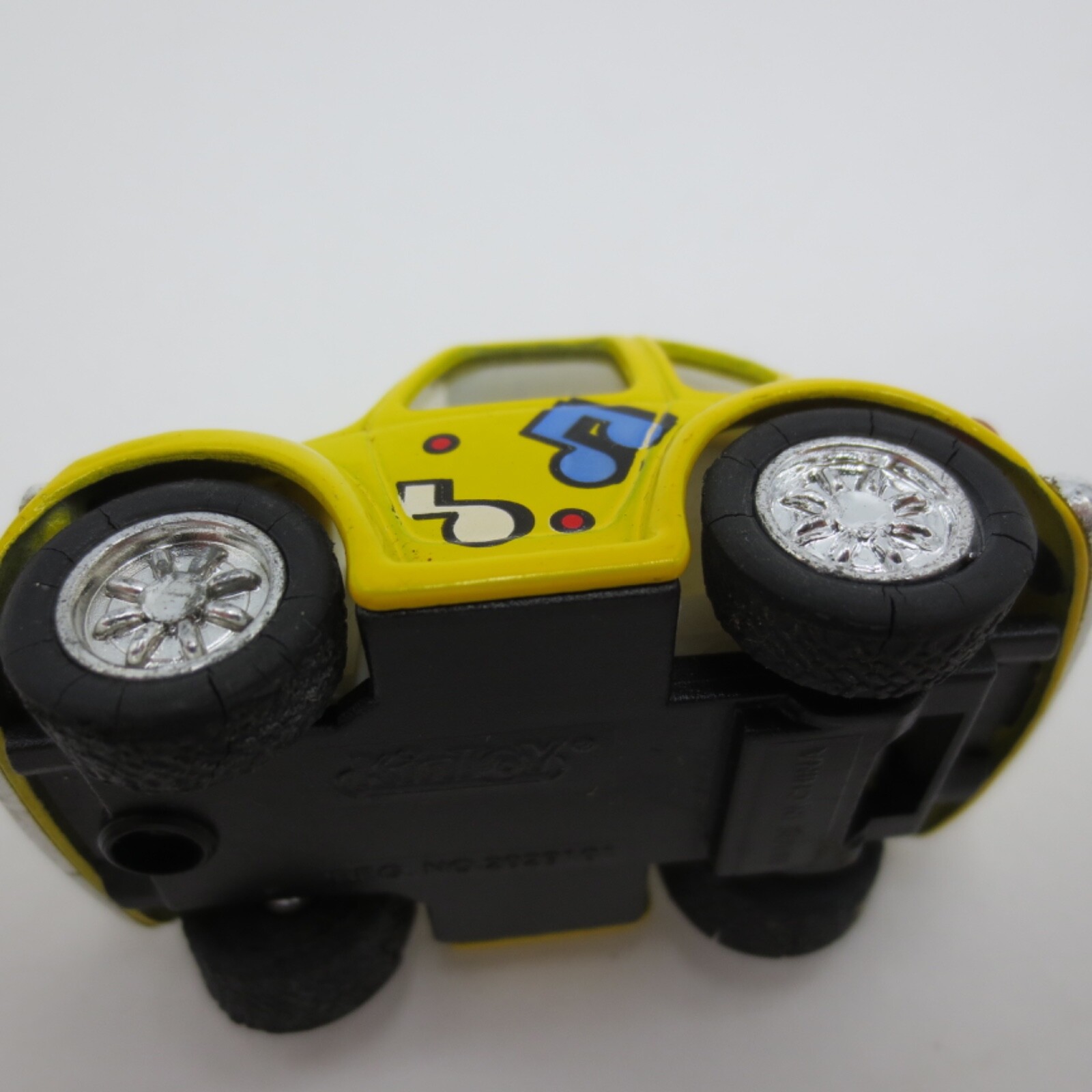 Kintoy Volkswagen VW Beetle Yellow Love Bug Car Motorized Pull Back & Go Action