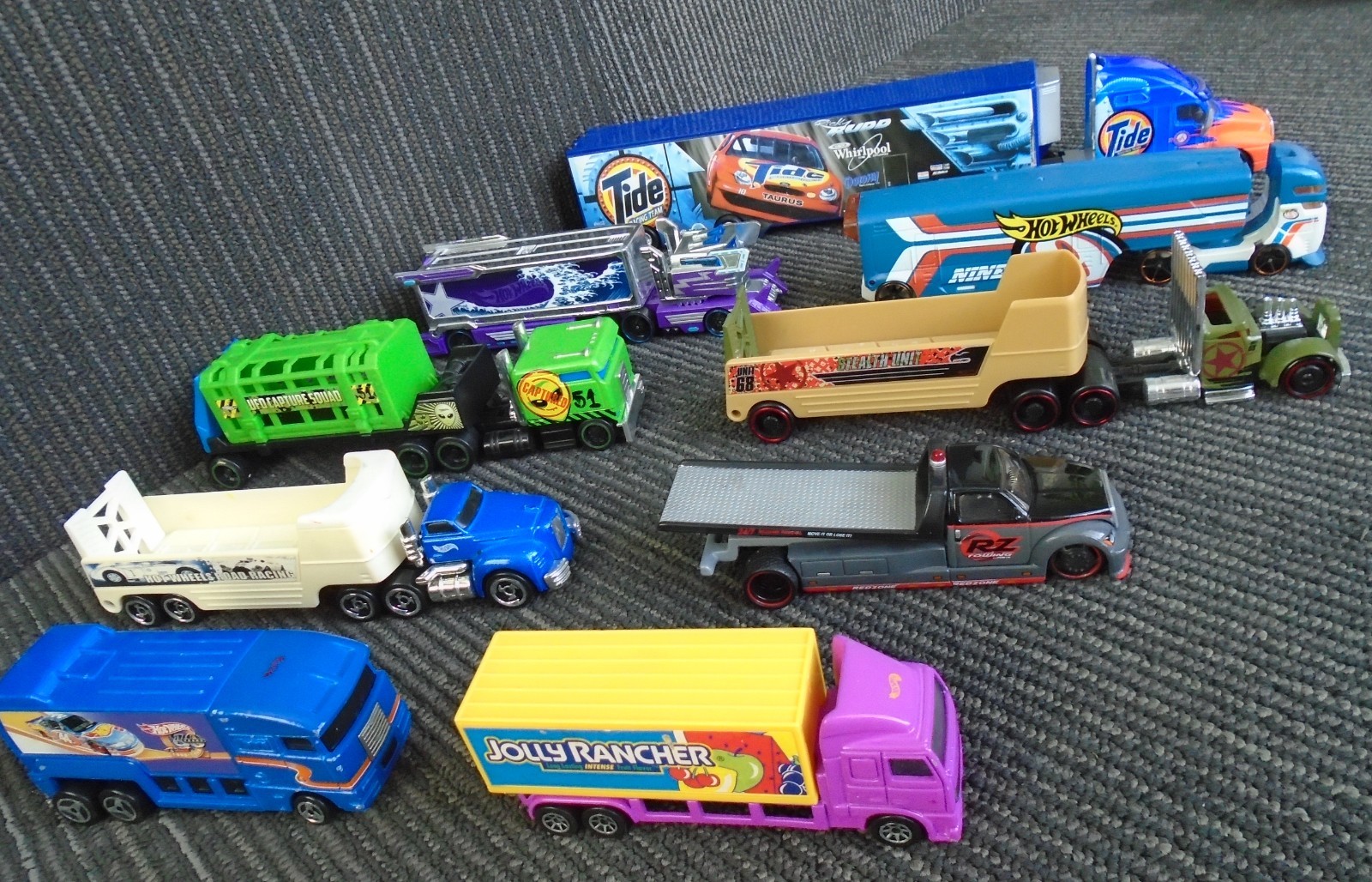 Misc Die Cast Hot Wheels Semi Trucks Lot of 9 Area 51 RZ Towing Stealth Unit