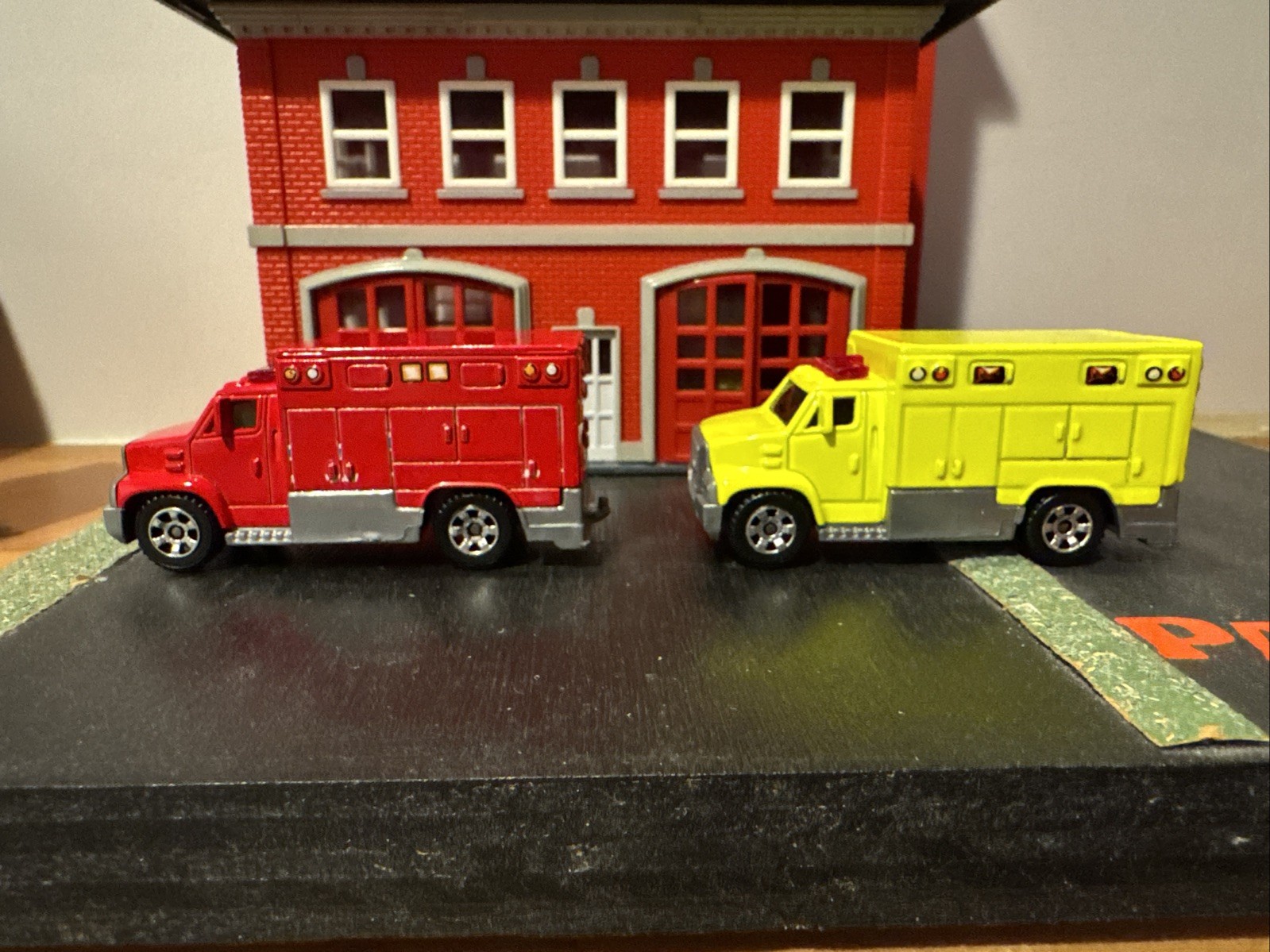 Matchbox DIY Ambulance Lot Blank Red & Lime Yellow For Custom Fire Truck 1:64