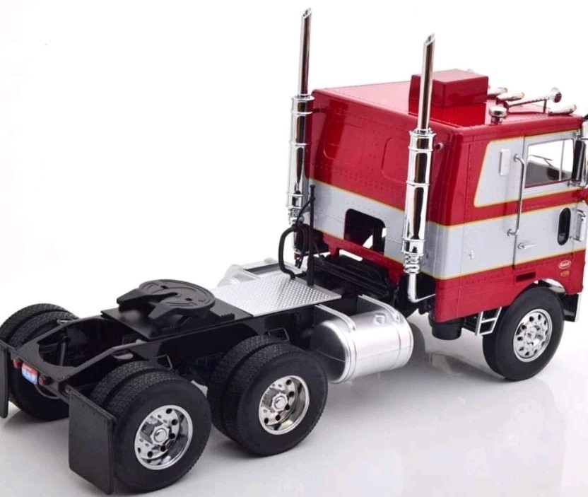 1977 PETERBILT 352 PACEMAKER TRACTOR TRUCK RED 1:18 SCALE BY ROAD KINGS RK180151
