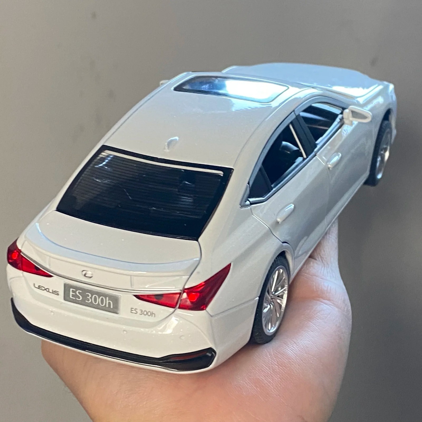 1:24 Lexus ES300 ES300h Alloy Diecast Car Model Sound Light Kid’s Collectibles
