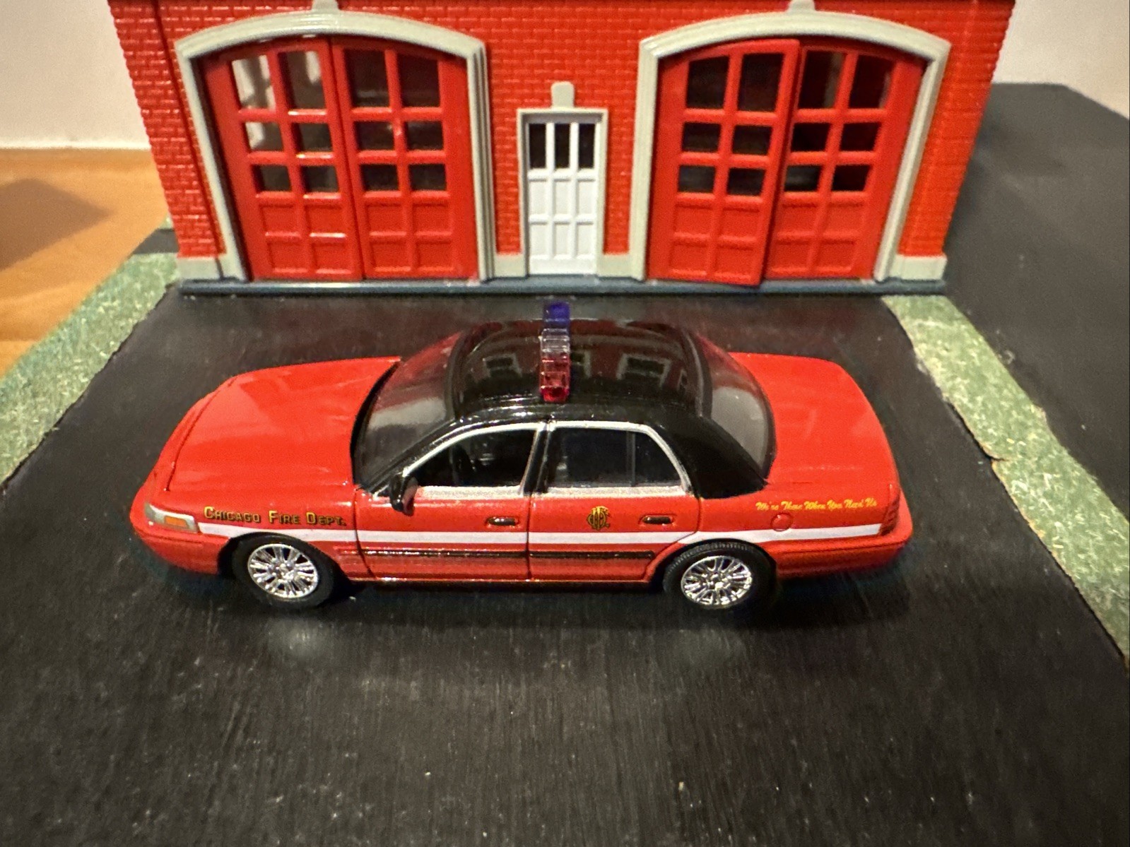 Greenlight Hot Pursuit Chicago Fire Dept Ford Crown Victoria Police 1:64 Diecast