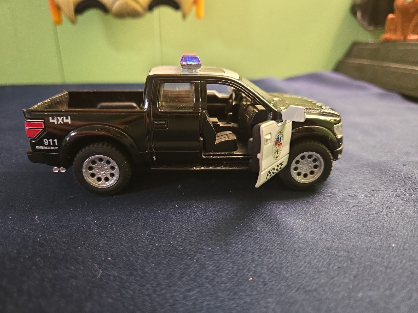 Kinsmart 2013 Ford F-150 Police SVT Raptor SuperCrew 1/46 Scale B&W Diecast