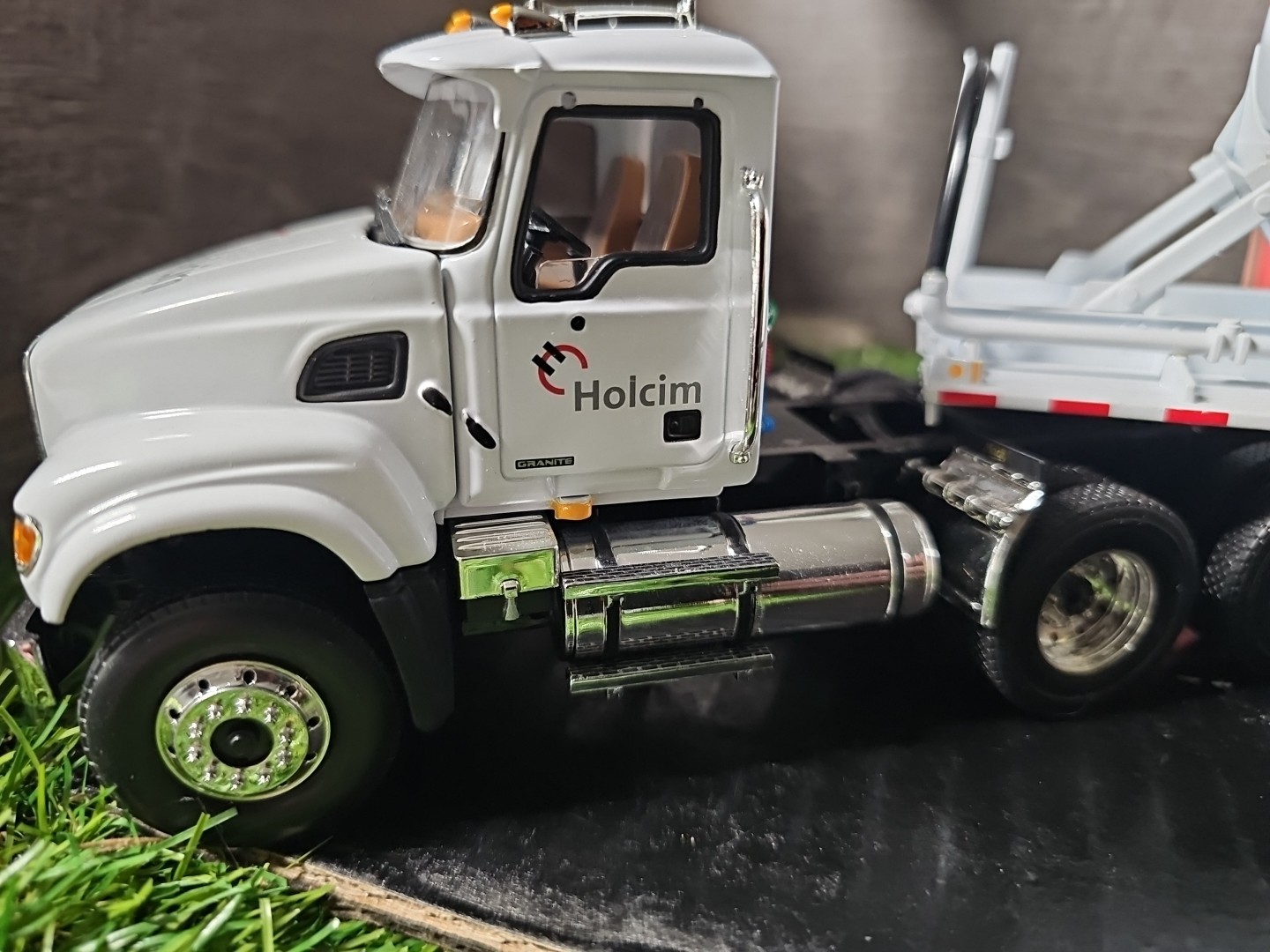 First Gear Holcim Dry Bulk Tanker Truck 1:34 Scale Diecast Truck/Trailer NO BOX