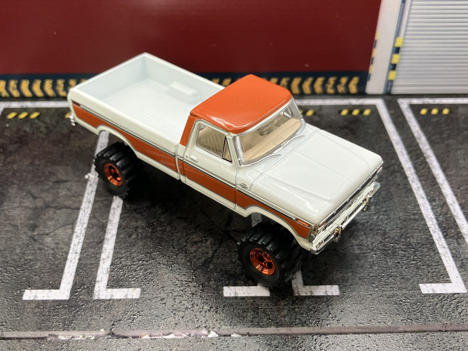 1977 Ford F-150 Ranger Explorer Lifted 4×4 Truck 1/64 Diecast Custom Greenlight