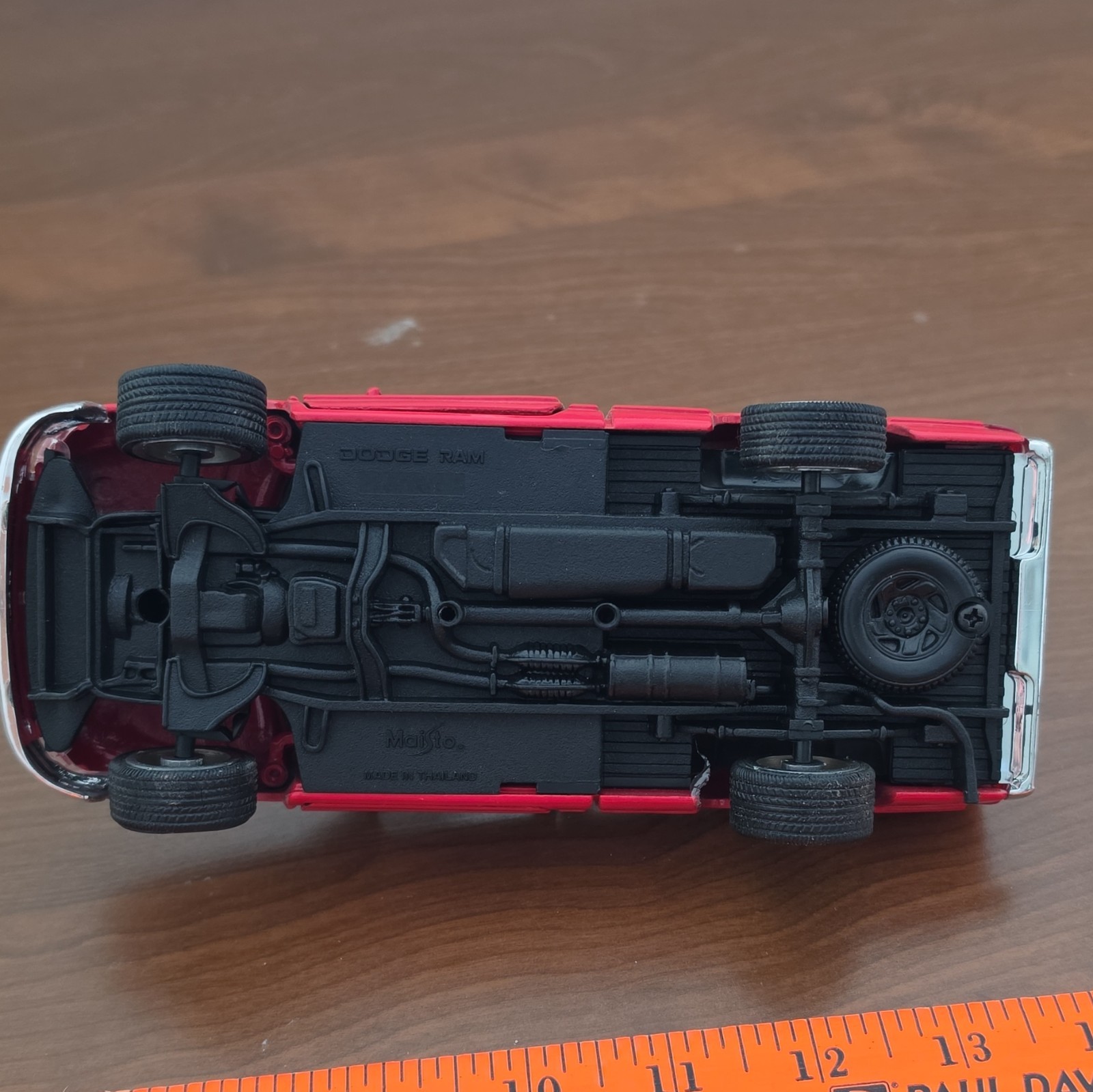 1/46 MAISTO TRUCK 1990’S DODGE RAM 1500 PICKUP TRUCK RED