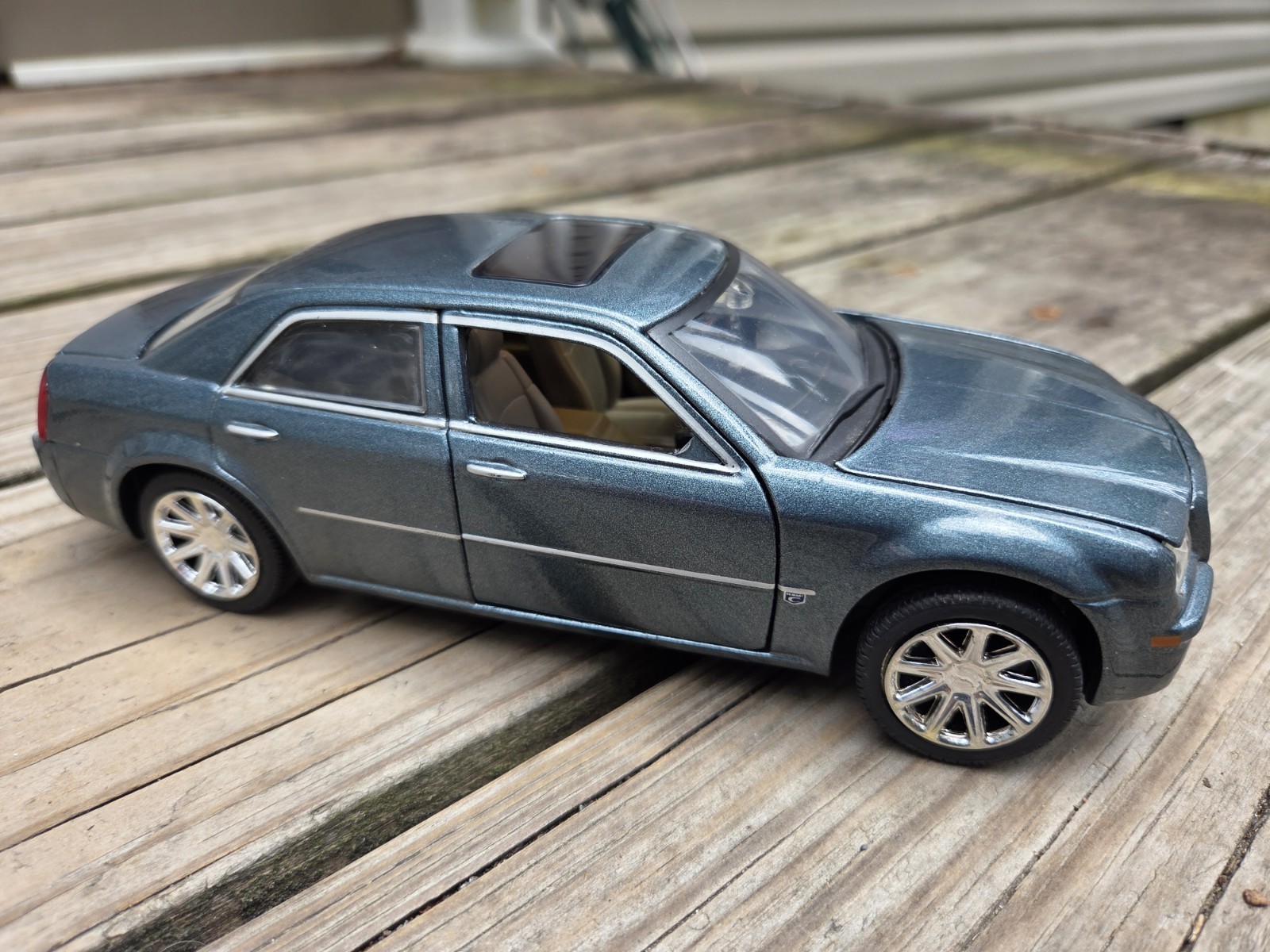 2005 Chrysler 300C Hemi Motor Max Car 1:24 Diecast! Nice Soft Paint! Few Marks