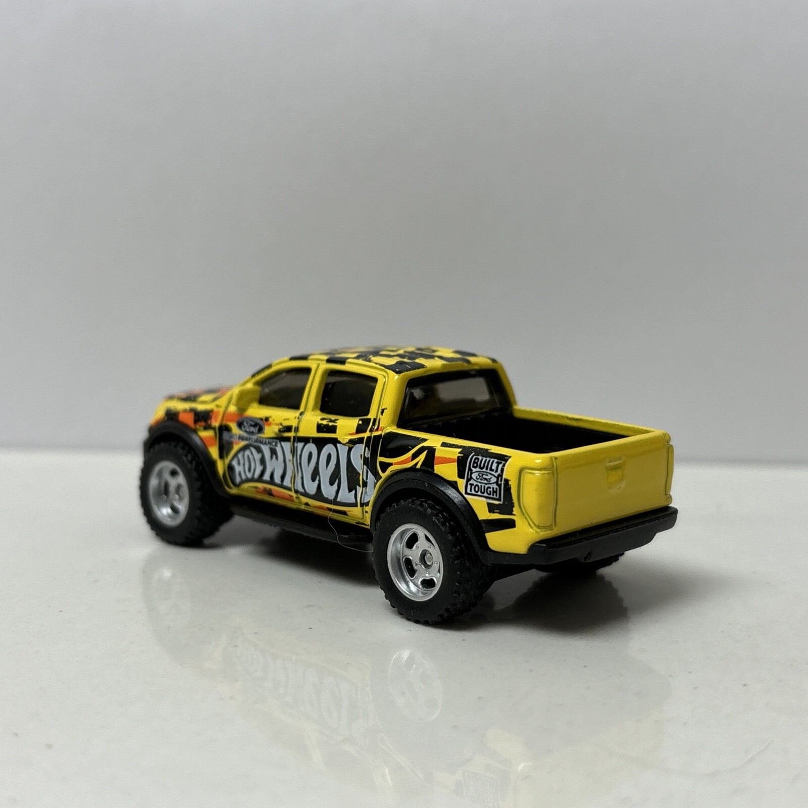 Hot Wheels CUSTOM W/REAL RIDERS Yellow ‘19 Ford Ranger Raptor