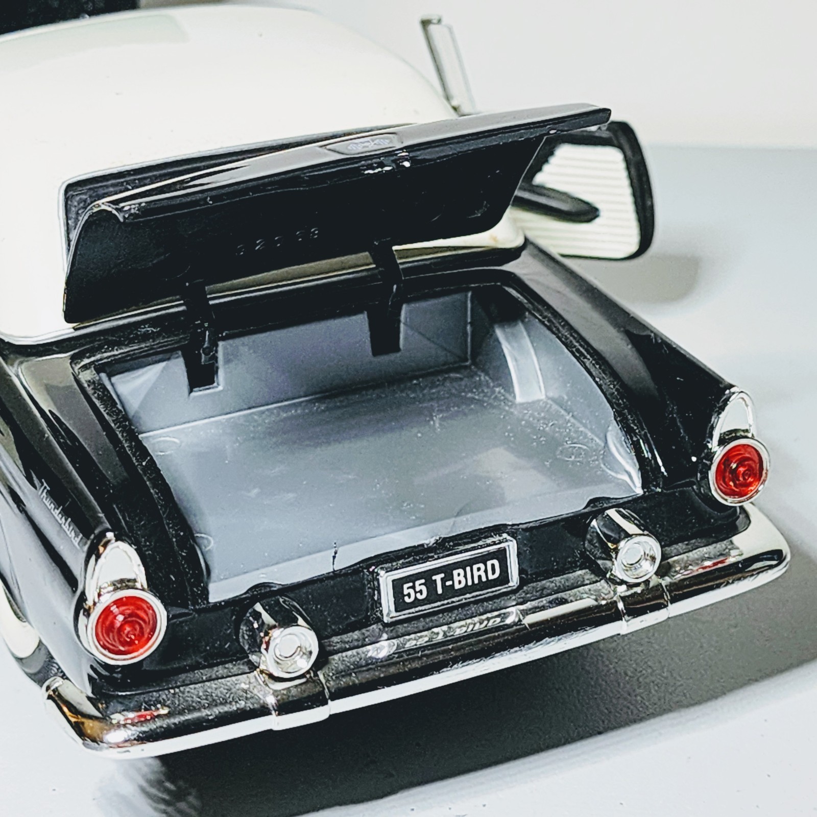 Road Signature 1955 Thunderbird Black w/ Removable Top 1:18 Diecast – Broken