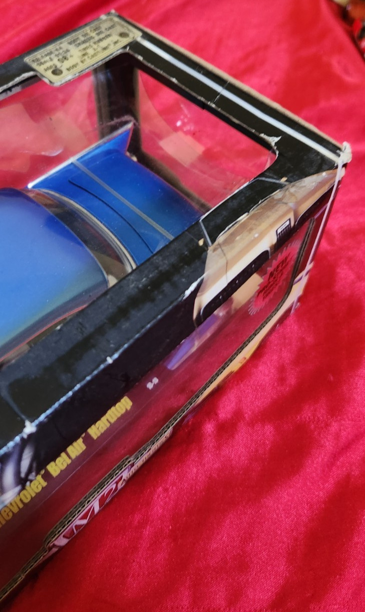 M2 Machines 1957 Chevrolet Bel Air Hardtop Blue Flames 1:24 New Damaged Box