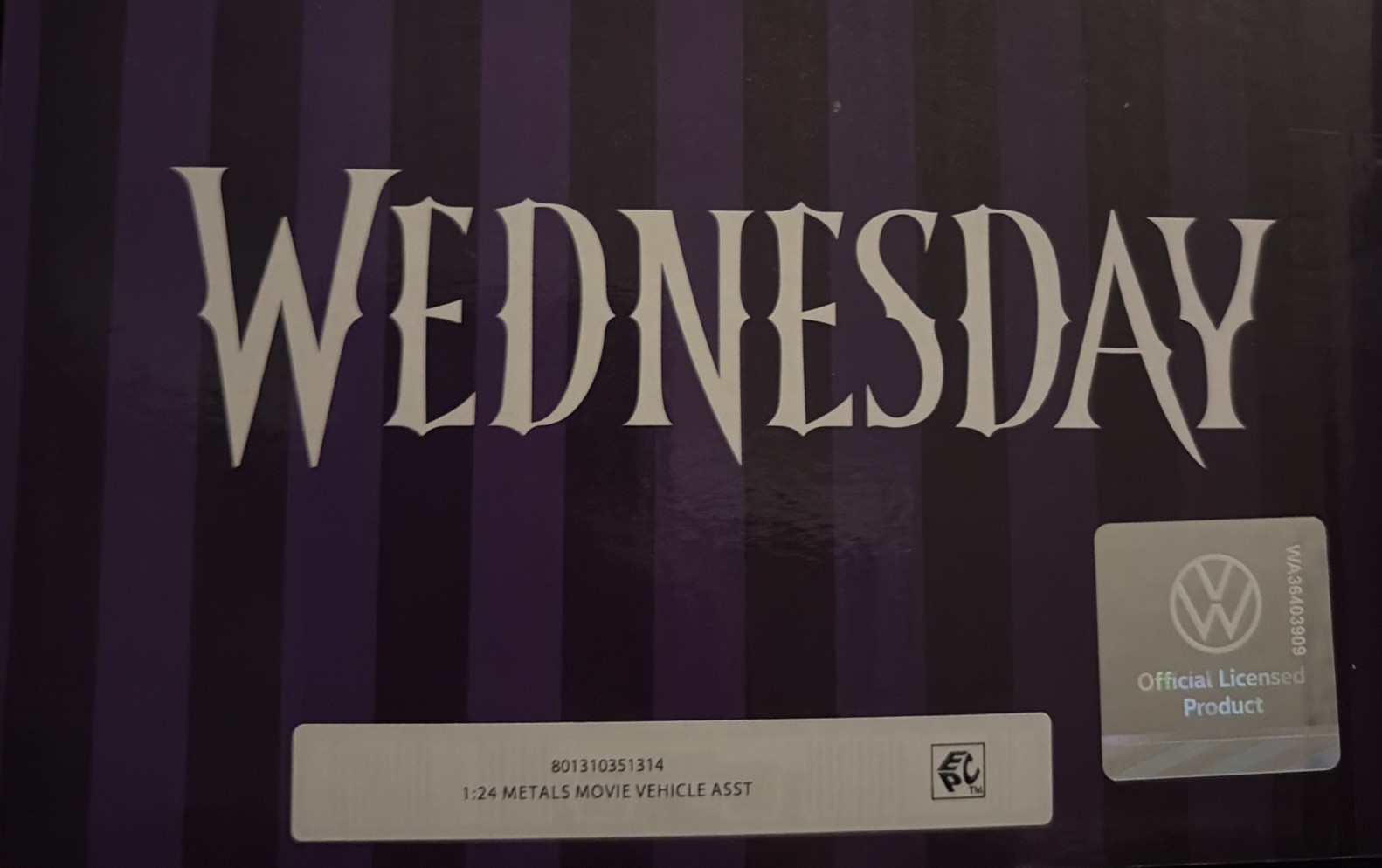 Jada 1:24 Purple Volkswagen Beetle with Wednesday Addams and Thing Figurines