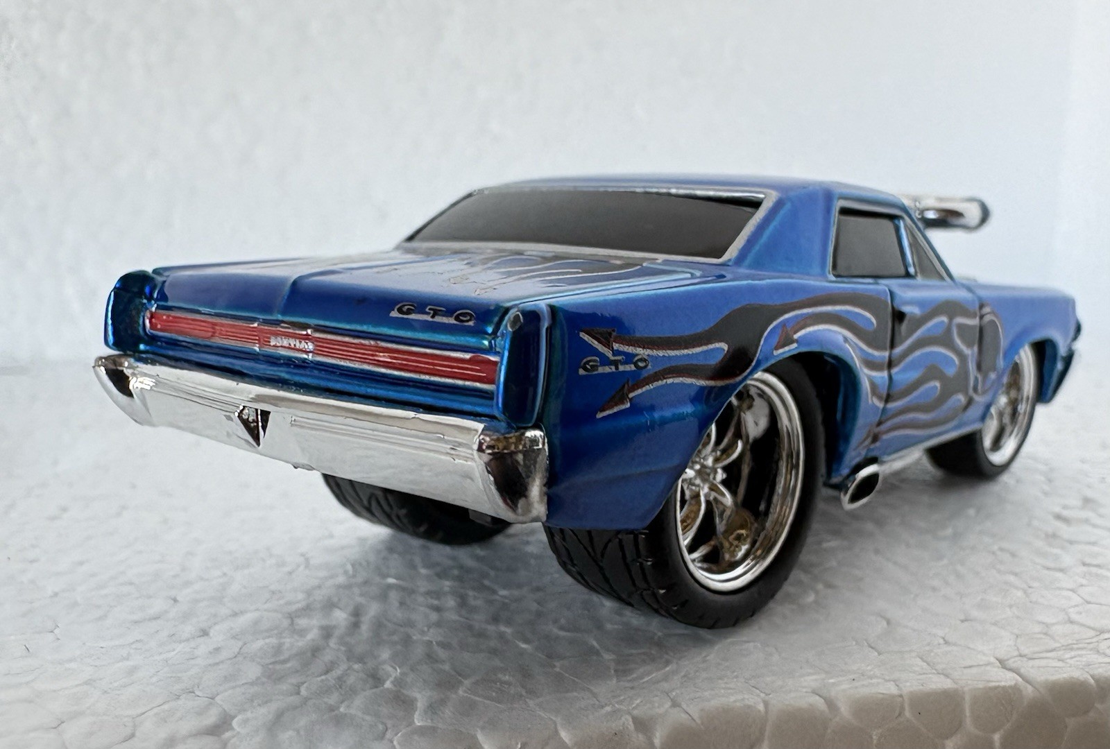 Muscle Machines 1965 Pontiac GTO Blue w/ Flames Chrome Blower 1/64 Diecast Car