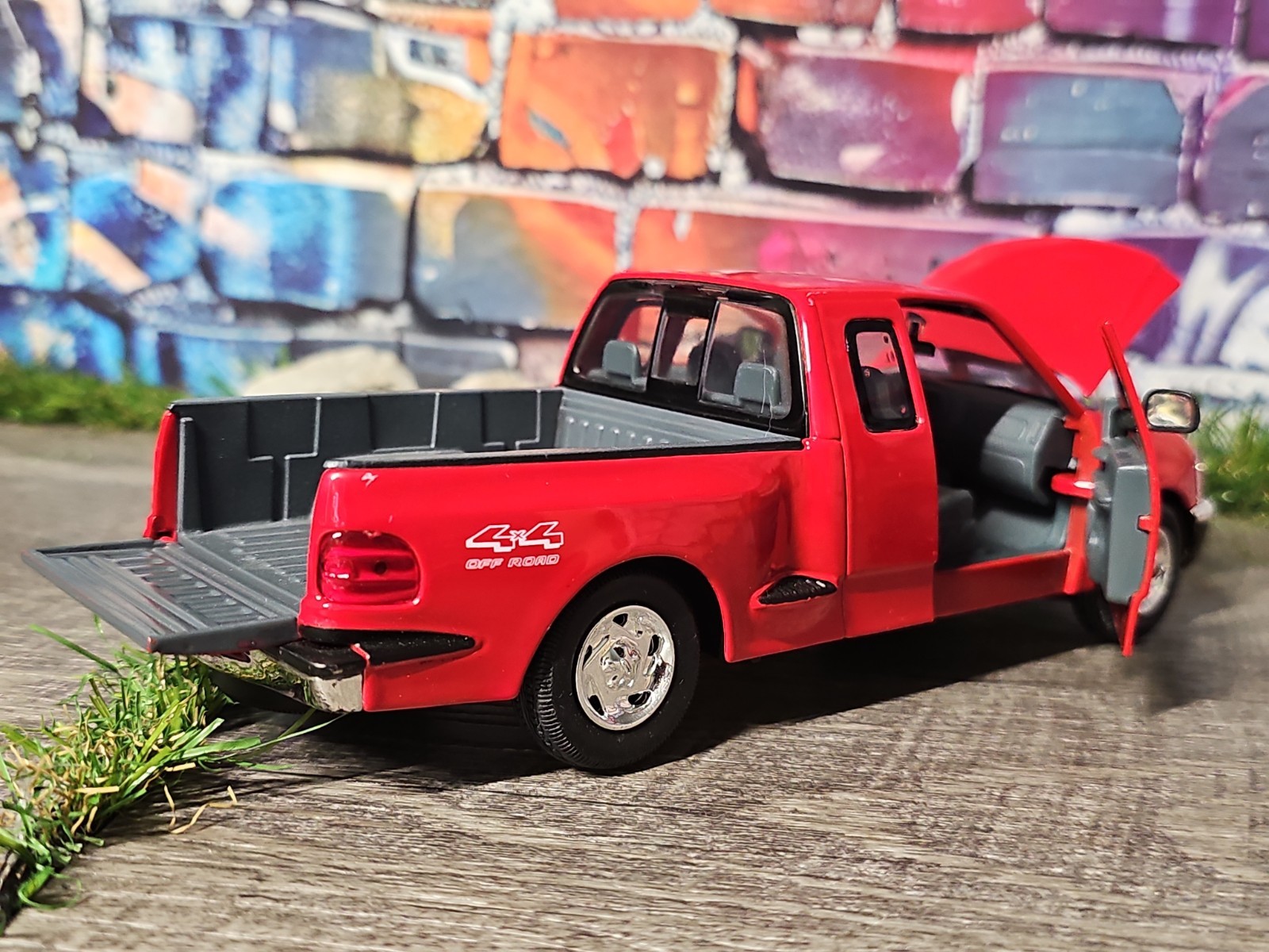 MotorMax 2001 Ford F-150 XLT Flare Side Red 1:24 Diecast Truck NO BOX