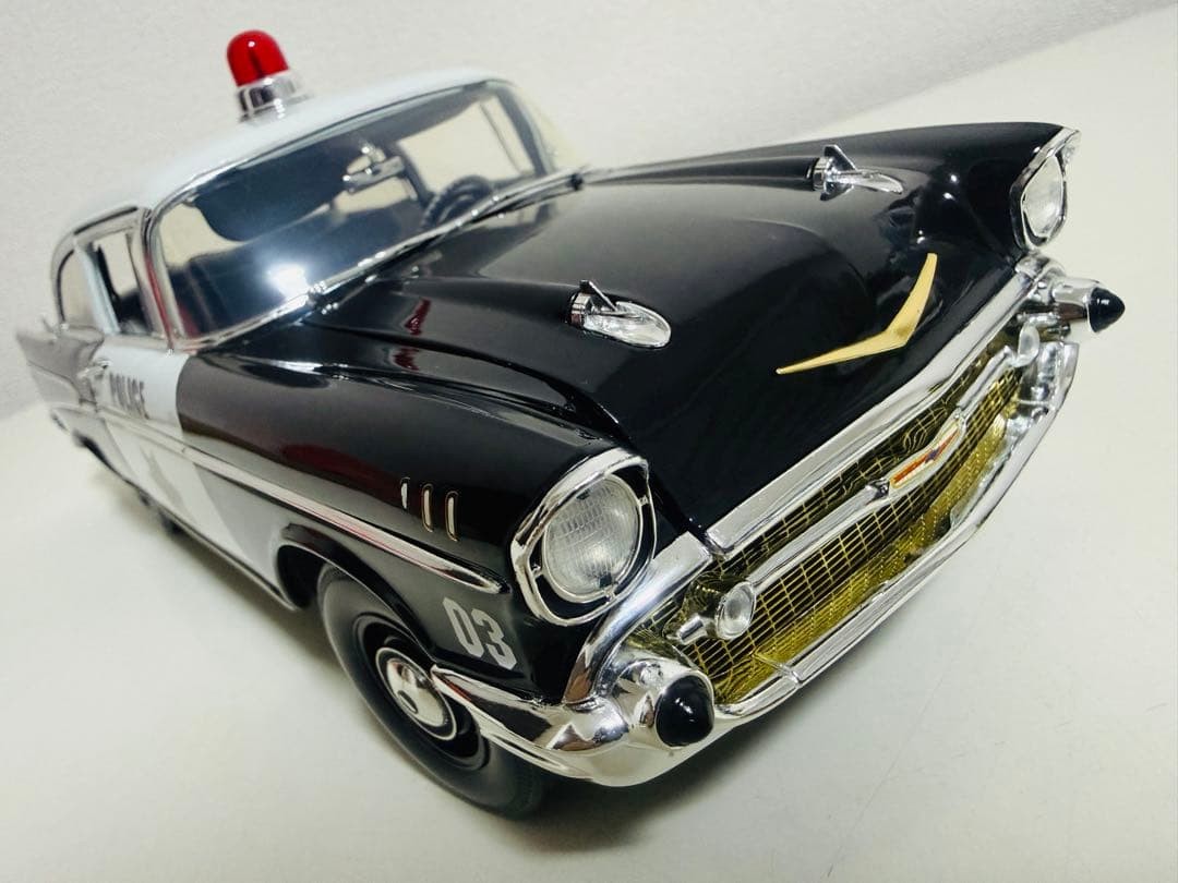 Diecast 1/18 ’57 Chevy Chevrolet BelAir collectible display case used