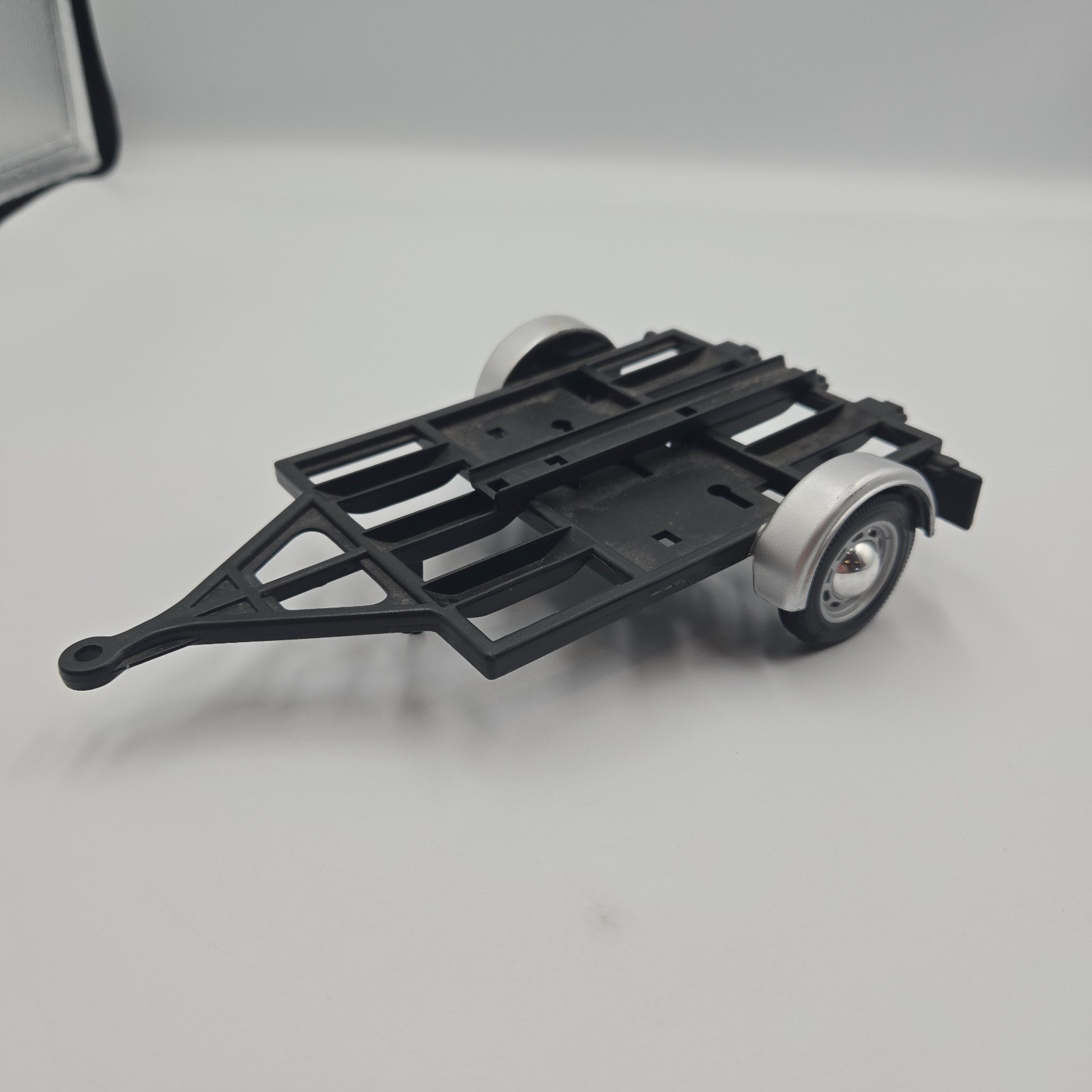 Lot of 3 – Kintoy model cars & Maisto Trailer