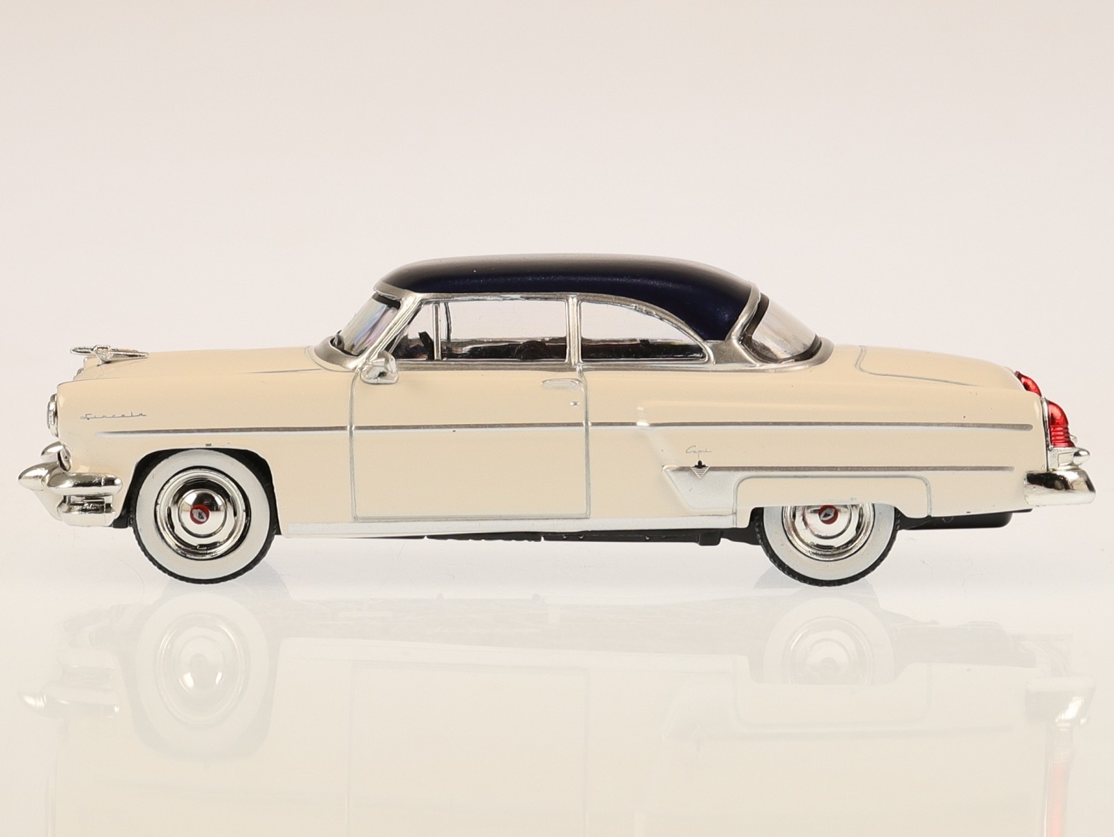 Lincoln Capri 1954 white black roof diecast model car 631-L Mini-GT 1:64