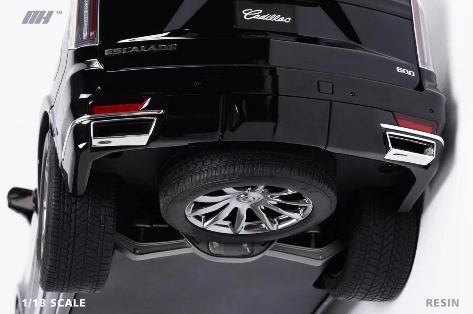 1/18 Motorhelix Cadillac Escalade 2022 in Gloss Black on Carbon Base