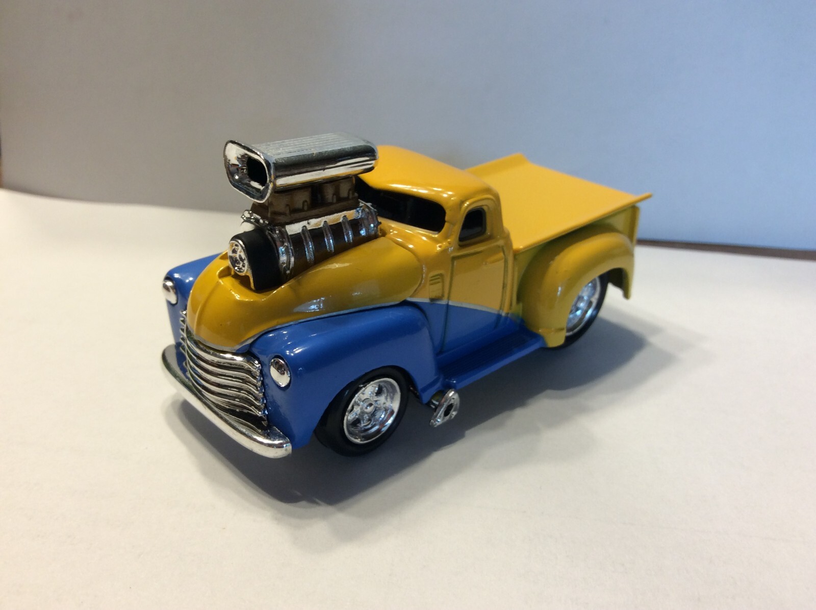 THE ORIGINAL MUSCLE MACHINES 1953 CHEVY PICKUP 1/64 53 CHEVY NON RUBBER TIRE