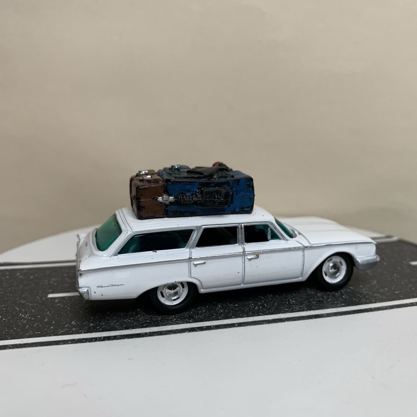 CUSTOM Johnny Lightning 1960 Ford Ranchero Wagon White w/Roof Luggage 1:64 NM