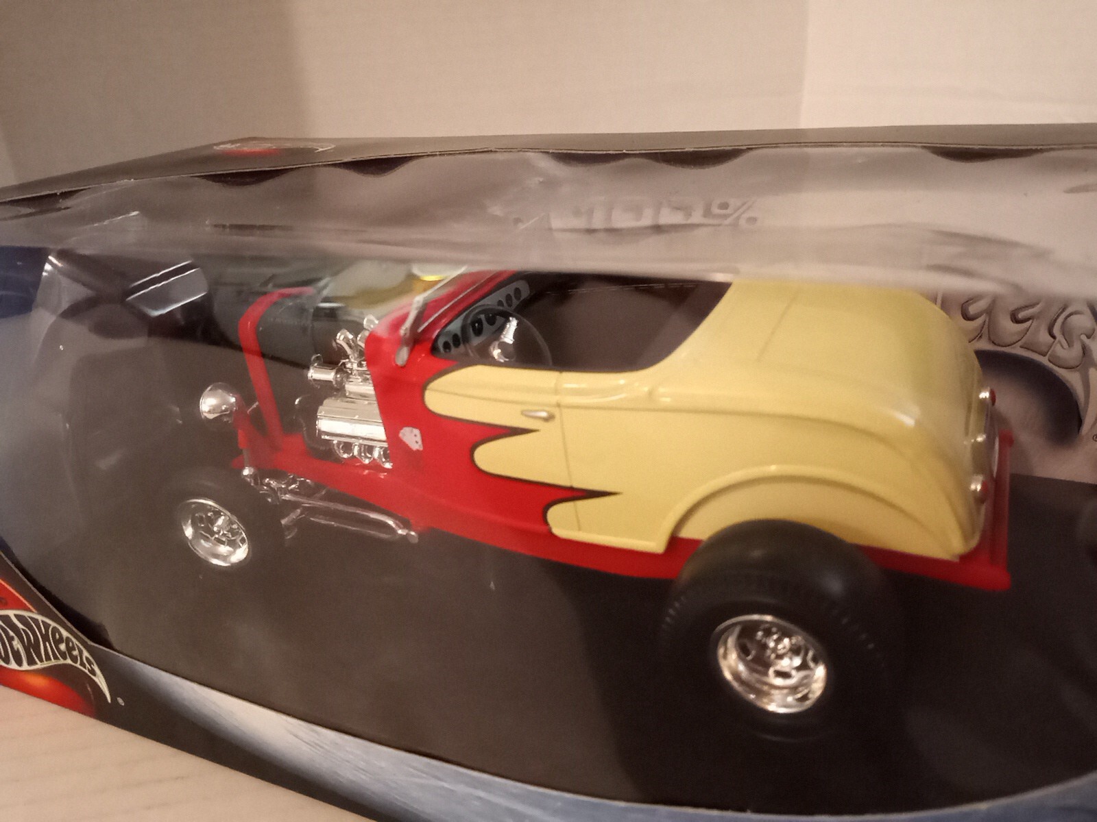 2000 Hot Wheels 1932 Ford Red & Cream with Removable Top 1:18 Scale Diecast Car