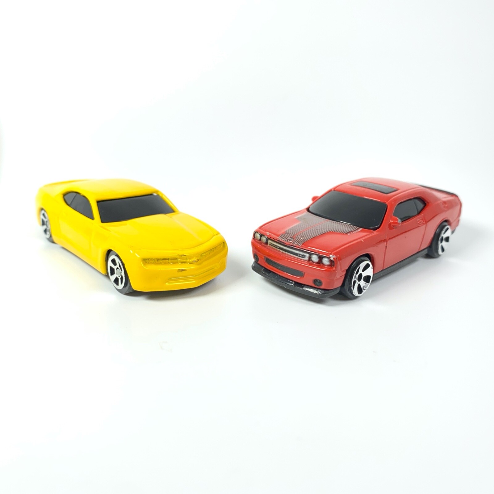 Maisto Lot 2006 Chevy Camaro Concept Yellow, 2008 Dodge Challenger SRT8 Red 1:64