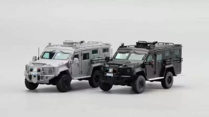 MINI VISUAL ART 1:64 Bearcat G3 Panda Armored Vehicle with Figure Car Model