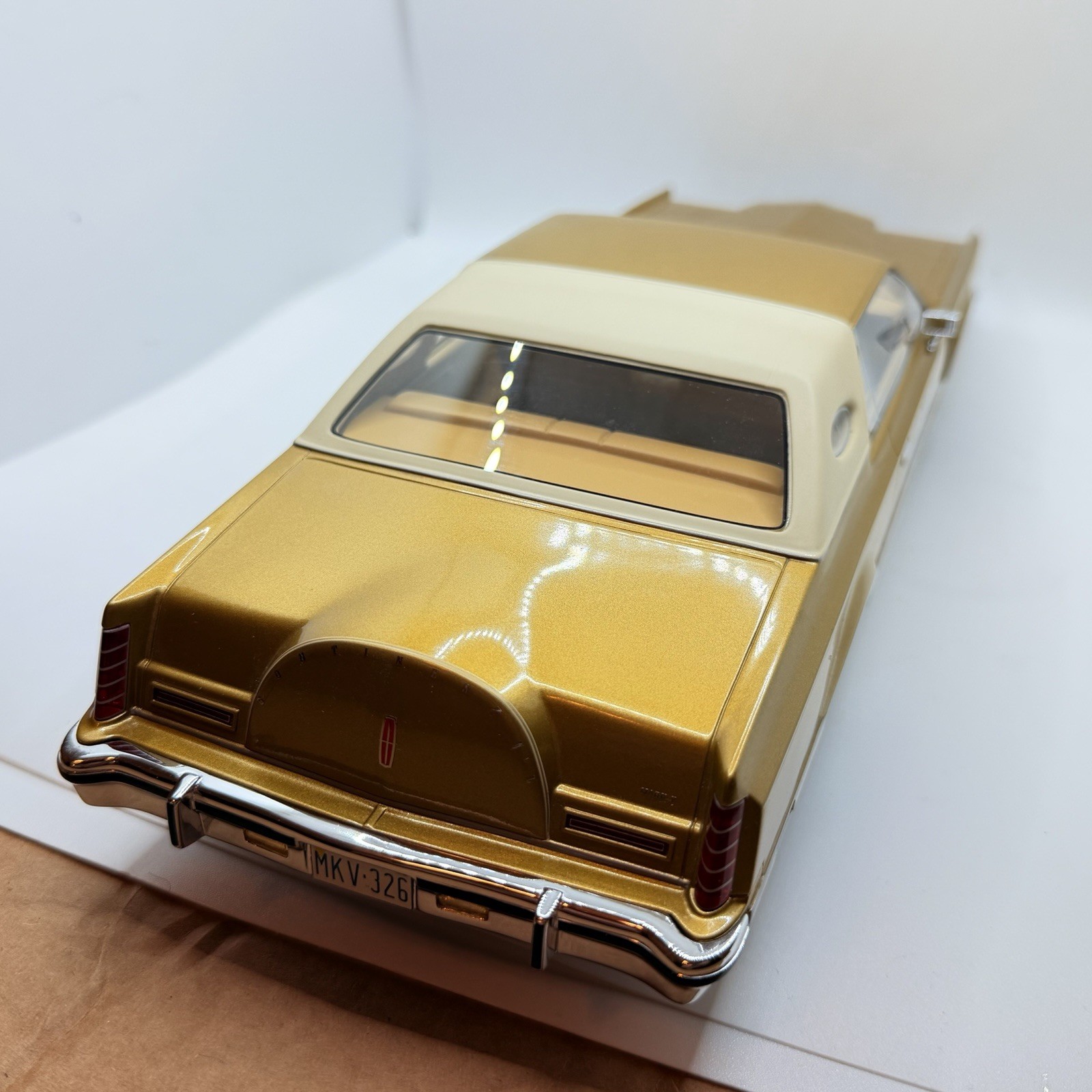 1977 LINCOLN CONTINENTAL MARK V GOLD SEALED MODEL 1:18 by MCG MODEL CAR GROUP