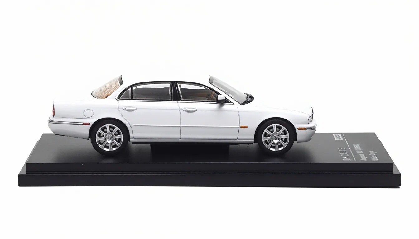 AR 1:64 White Jaguar XJ6 X350 Luxury Sedan Sports Model Diecast Metal Car