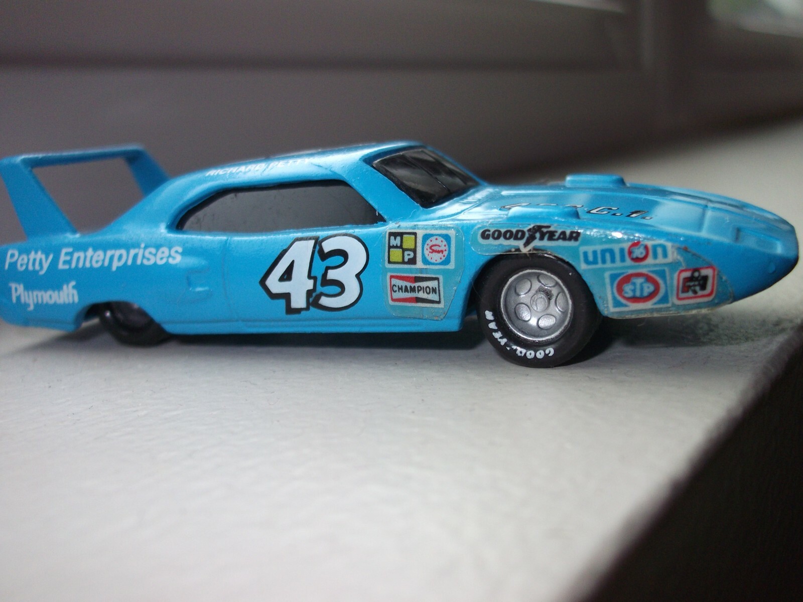 RICHARD PETTY VINTAGE MODEL 1970 PLYMOUTH SUPERBIRD RACING CHAMPIONS 1/64 CAR