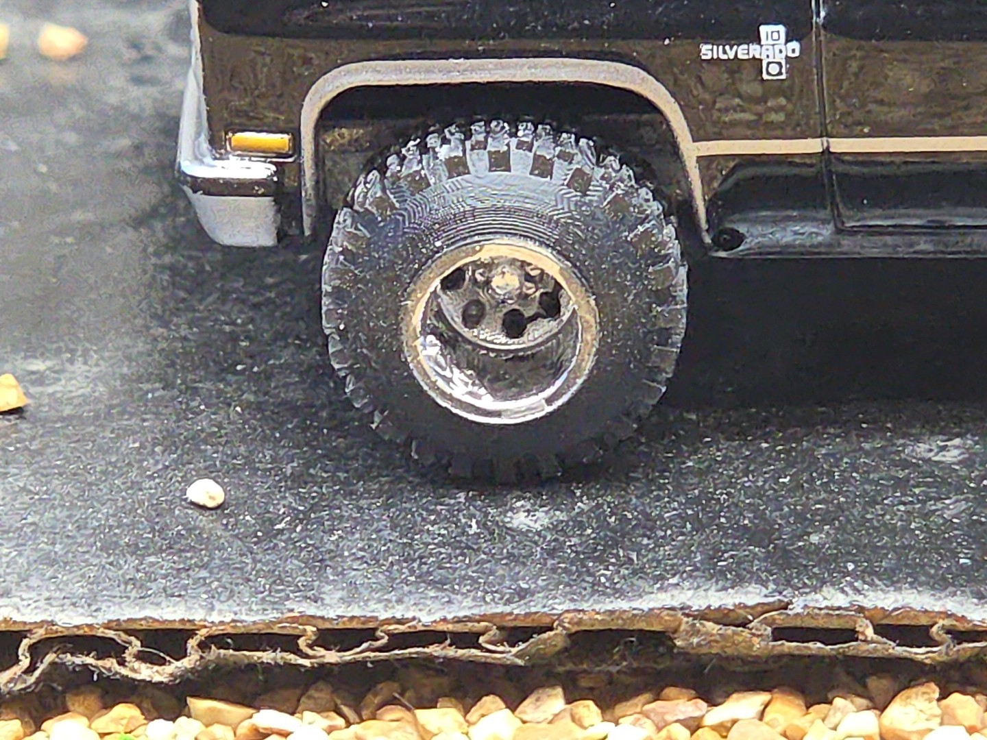 CUSTOM BUILT LIFTED 1:64 CHEVEROLET 1980s Silverado SQUARE BODY CHEVY 4×4 mud 83