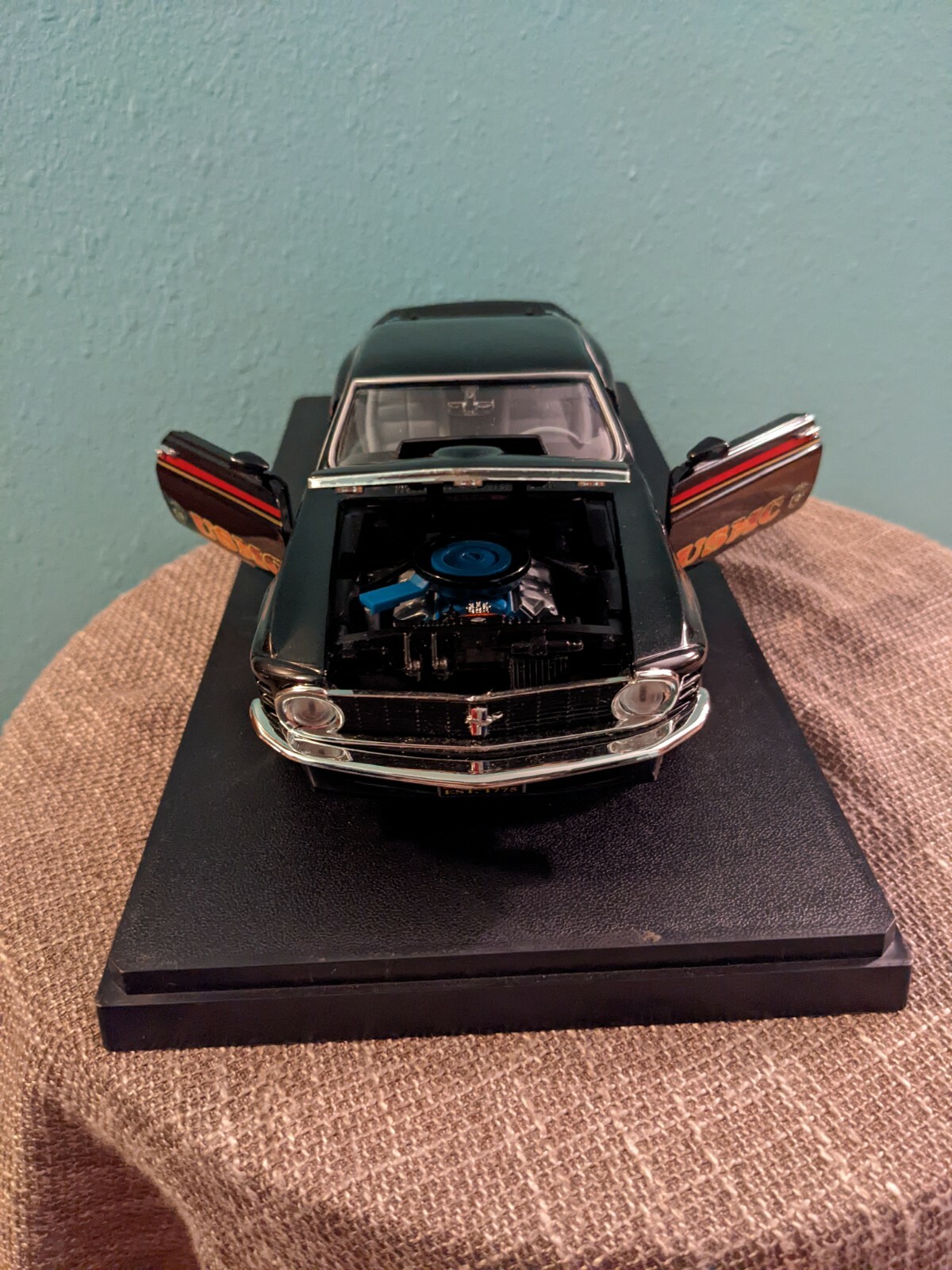 ERTL MARINE 1970 FORD MUSTANG BOSS 429 1:18 USMC